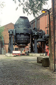 El Bessember Convertidor ubicado en Kelham Island Museum. El convertidor se encuentra dentro de una antigua instalación industrial típica de los construidos durante la Revolución Industrial.