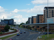 El inicio de la Sheffield Parkway, visto desde la plaza del Parque, donde se encuentra con el centro de la ciudad. El camino, en el centro, está a seis carriles de ancho y conduce hacia el desarrollo Parkway Edge (centro-izquierda) donde el camino se encuentra con la carretera de circunvalación interior. A la izquierda está el viaducto Sheffield Supertram y más allá de que un nuevo complejo de apartamentos.