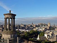 Vista de Edimburgo de Calton Hill. El monumento de Dugald Stewart es visible en primer plano.