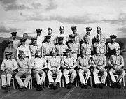 Veintiocho de los marineros en el uniforme de la Marina de los Estados Unidos plantean en la cubierta de una Segunda Guerra Mundial-era portaaviones.