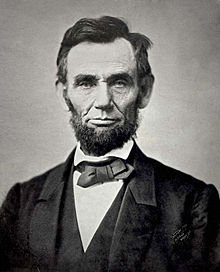 Fotografía en blanco y negro icónica de Lincoln mostrando la cabeza y los hombros.