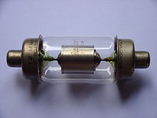 Un cilindro de vidrio cubiertas en ambos extremos con electrodos metálicos. En el interior del bulbo de cristal hay un cilindro de metal conectado a los electrodos.