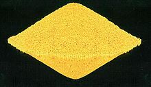 Una masa de rombo amarillo similar a la arena en el fondo negro.