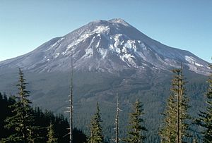 Una gran volcán cónico.