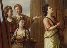 Detalle de una pintura, que muestra a cuatro mujeres vestidas con trajes clásicos inspirados en frente de una columna.