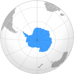 Este mapa utiliza una proyección ortográfica, aspecto casi polar. El Polo Sur está cerca del centro, donde las líneas longitudinales convergen.