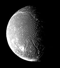 Ariel como se ve por el Voyager 2 en 1986. El sistema de cañones Kachina Chasma se extiende por la parte superior de la imagen.