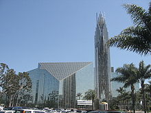 La Catedral de Cristal está construido en un estilo moderno con paneles de vidrio en conjunto los marcos de metal que hacen tanto las paredes y el techo. Una torre de altura de los mismos materiales se eleva al lado de él