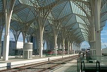 La estación de tren de Lisboa tiene un techo de fibra de vidrio apoyada sobre pilares con la radiación de las armas que se asemeja columnas góticas, arcos y bóvedas