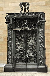 , Paneles adornados de bronce de la puerta y el marco que muestran figuras y escenas en relieve.