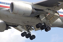 Sección vientre Aeronaves. Cerrar la vista de los motores, el tren de aterrizaje extendido, y las aletas de control en ángulo.