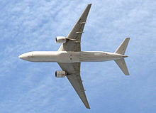 Las aeronaves en vuelo, vista desde abajo. Dos alas del jet tienen un motor de cada uno. La nariz redondeada conduce a una sección de cuerpo recto, que se estrecha en la sección de cola, con sus dos aletas traseras.