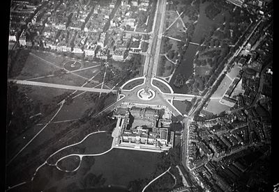 B & W foto de Palacio de Buckingham desde el aire