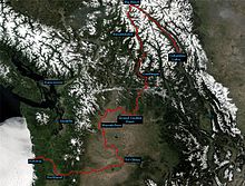 Foto satélite Modificado de la cuenca del río Columbia que muestra el curso del río en rojo de Columbia Lago en la Columbia Británica, Canadá, en Astoria, Oregon, en Estados Unidos. Los mapas muestran que el río, aunque fluye en promedio en dirección suroeste desde la fuente hasta la boca, cambia de dirección bruscamente de noroeste a sur en la curva grande en Canadá, de sur a oeste, cerca de Grand Coulee en Washington, del oeste al sur, cerca de Wenatchee , Washington, y de sur a oeste, cerca de la zona de Tri-Cities en Washington.