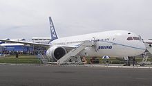 Vista frontal / lateral del blanco 787 en exposición estática. Escalera se coloca por delante del motor derecho de acceso a la cabina.