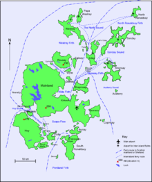 Un mapa del archipiélago de las Orcadas mostrando principales rutas de transporte. Una pequeña isla con una alta elevación se encuentra en el suroeste. En el centro es la isla más grande, que también tiene colinas bajas. Rutas de ferry extienden desde allí a las islas más pequeñas en el norte.