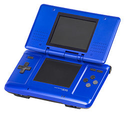 Un sistema azul eléctrico abierto original de Nintendo DS.