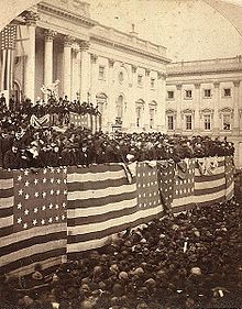 Una gran multitud de personas fuera del edificio capitolio de Estados Unidos