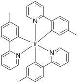 Fórmula esqueletal de un compuesto químico con un átomo de iridio en su centro, unido a 6 anillos de benzol. Los anillos están en pares conectados entre sí.