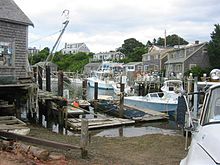 Pesca en las casas y los barcos en el puerto de Menemsha.