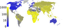 Mapa del mundo con África subsahariana en varios tonos de amarillo, que marcan prevalencias superiores a 300 por 100.000, y con los EE.UU., Canadá, Australia, y el norte de Europa en tonos de azul profundo, marcando prevalencias alrededor de 10 por 100.000. Asia es de color amarillo, pero no tan brillante, marcando prevalencias alrededor de 200 por 100.000 gama. América del Sur es un amarillo más oscuro.