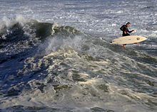 Foto de surfista catapultó de tablero ahora invertida