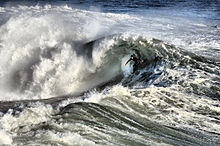 Foto de ruptura de la ola en aguas turbulentas
