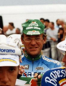 Un hombre con gafas y una gorra.