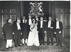 Un grupo formal de Elizabeth en vestido y tiara noche con los primeros ministros once en traje de gala o traje nacional.