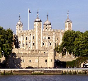 La Torre de Londres, visto desde el río Támesis, con vistas a la puerta de las Aguas llamada