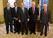 Retrato del grupo de cinco hombres presidenciales en trajes oscuros y corbatas