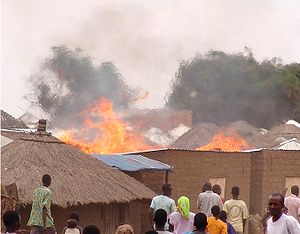 Fuego en campo de desplazados internos Parabongo, Uganda crop.jpg