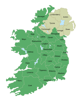 Un mapa de Irlanda mostrando las fronteras del condado tradicionales y los nombres con los condados de Irlanda del Norte de color bronceado todos los otros condados, de color verde