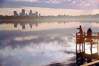 Skyline centre-ville en vue sur le lac Calhoun et son quai