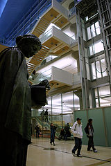 Patrons marchant vers la porte dans le hall avec la sculpture de Athena ??ventuellement sur la gauche