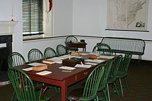 Photo d'une table avec des chaises.