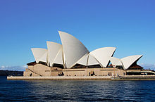 L'Op??ra de Sydney semble flotter sur le port. Il a de nombreux toit-sections qui ont la forme d'??normes brillants voiles blanches