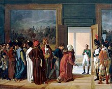 Un groupe d'hommes, certains portant des barbes et des turbans, sont dans une chambre avec un grand tableau sur le mur, ils regardent vers une porte porter un homme en uniforme militaire, y compris johphurs blancs (Napol??on) revient sur eux et a sa main droite son gilet.