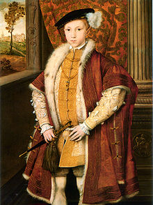 Peinture d'Edward ?? 9 ans. Tant la pose du prince et de sa robe imitent portraits de Henry VIII. L'enfant porte un manteau large d'??paules de velours sombre sur ses v??tements qui sont richement brod??s au fil d'or. Il porte une morue pi??ce importante et porte un poignard. Ses cheveux roux court peut ??tre consid??r?? sous son bonnet, contrastant avec les yeux fonc??s. Il a l'air bien et robuste.