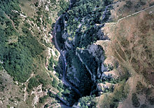 Jagged zone bleu fonc?? de la gorge fonctionnement former en bas ?? gauche en haut ?? droite, entour?? de brun et vert des zones plus ??lev??es de terres