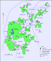 Une carte de l'archipel des Orcades montrant principaux axes de transport. Une petite ??le avec une altitude ??lev??e est au sud-ouest. Au centre se trouve la plus grande ??le, qui a aussi basses collines. itin??raires Ferry r??partis de l?? ?? les petites ??les dans le nord.