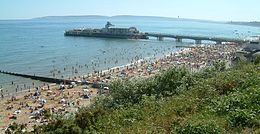 photographie d'une plage de Bournemouth bond??e, pr??s de la jet??e de Bournemouth, le jour d'un ??t?? chaud