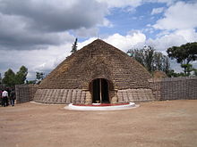 Photo du palais du Roi ?? Nyanza, le Rwanda repr??sentant entr??e principale, avant et toit conique