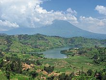 Photo d'un lac avec une des montagnes des Virunga derri??re, partiellement dans les nuages