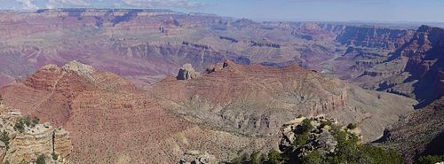 Grand canyon avec rouges expos??e et la roche de couleur ocre