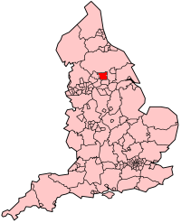 Une carte de l'Angleterre de couleur rose montrant les subdivisions administratives du pays. La zone de Leeds arrondissement m??tropolitain est de couleur rouge.