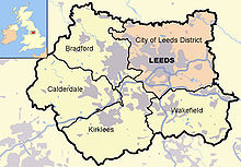 Cette carte montre les emplacements de Leeds (de couleur rose) et les quatre autres arrondissements m??tropolitaines de West Yorkshire (de gauche ?? Leeds: Wakefield, Kirklees, Calderdale et Bradford). Comt?? et des arrondissements fronti??res sont noirs, les zones urbaines, autoroutes gris bleu avec bande blanche, les rivi??res et les organismes de bleu clair de l'eau. Un encart montre une carte de Grande-Bretagne avec l'emplacement de West Yorkshire en surbrillance.