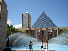 Edmonton City Hall avec la tour du CN ?? fond, forme prise Sir Winston Churchill Square