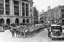 Un d??fil?? de soldats japonais dans une rue de Singapour