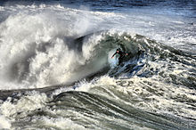 Photo de d??ferlement dans les eaux turbulentes